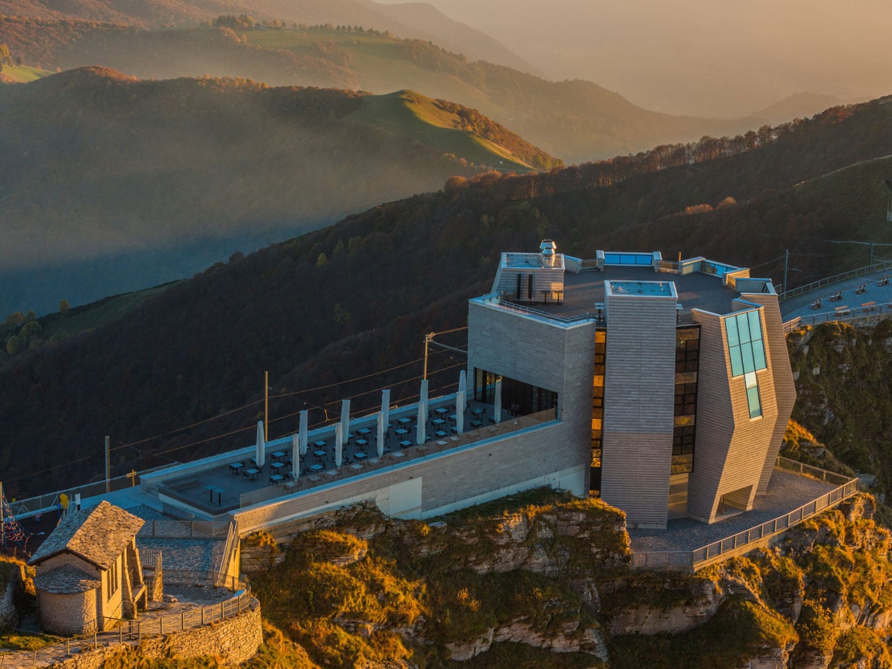 Ausflugsziele.ch ® | Monte Generoso - mit Wahrzeichen von Mario Botta