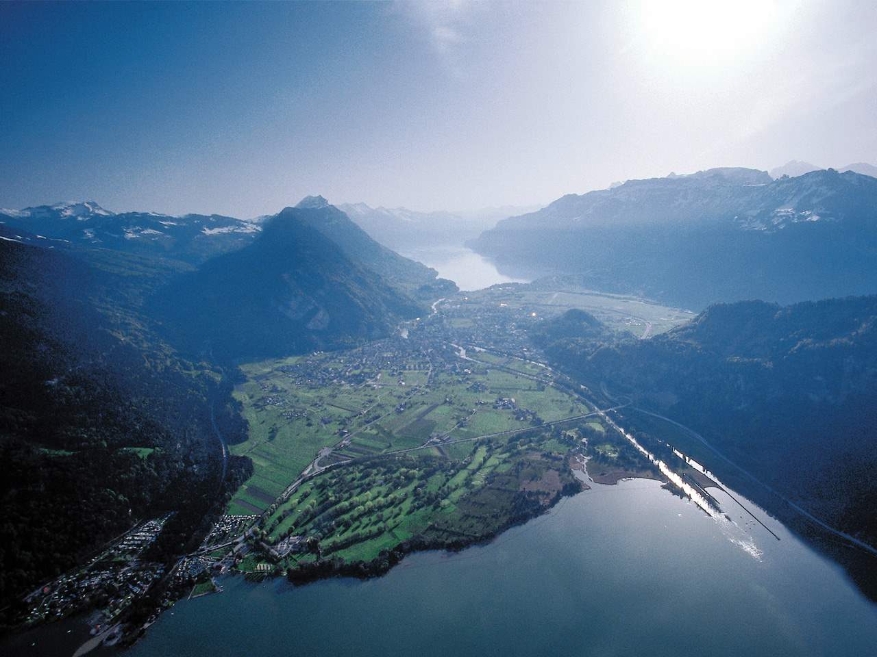 Горы перевод. Озеро Интерлакен Швейцария. Озеро Brienz Швейцария. Озеро Интерлакен Швейцария лето. Интерлакен Швейцария фото.